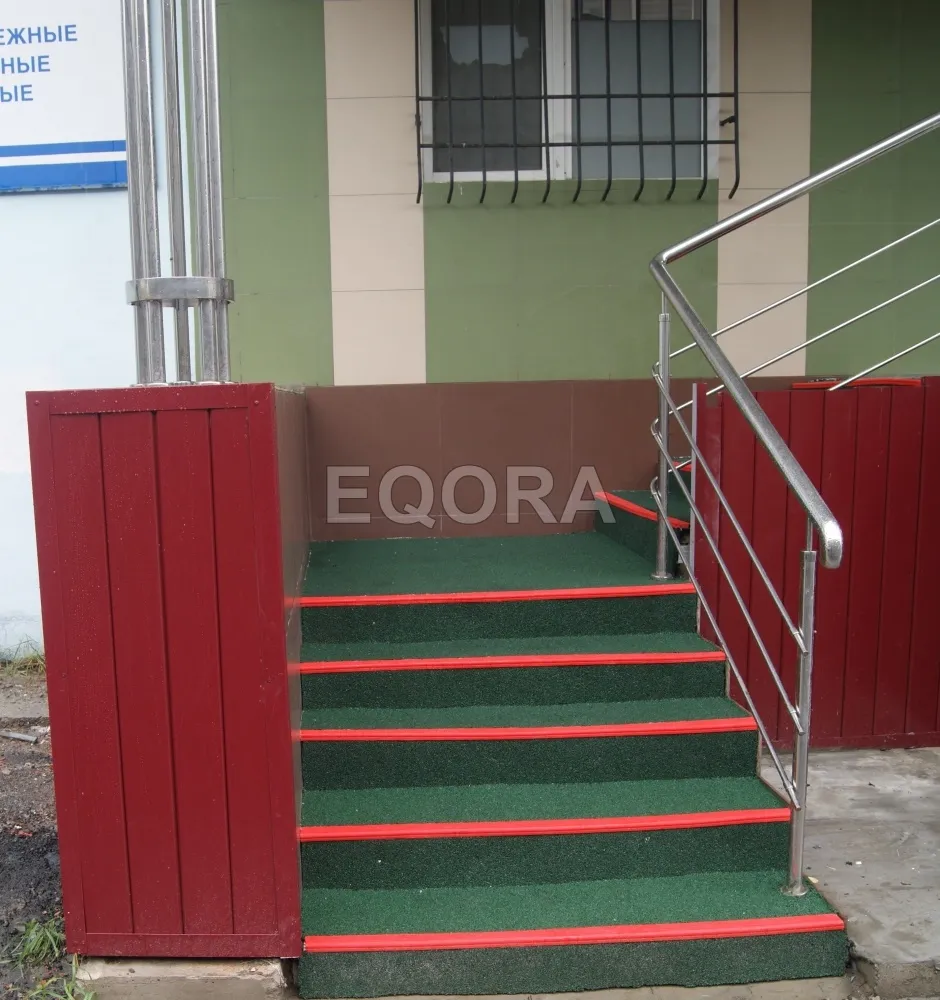 Противоскользящее покрытие на ступени крыльца из резиновой крошки в Сергиевом Посаде